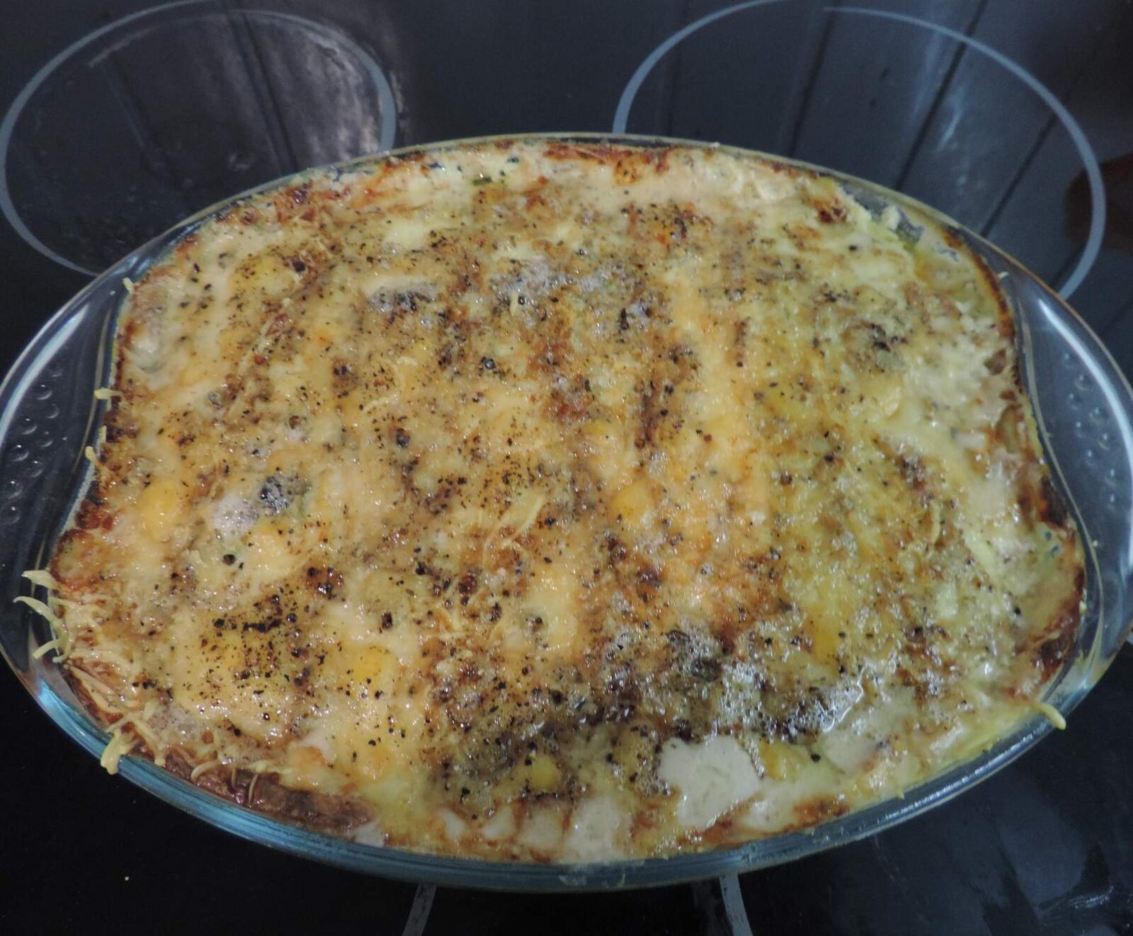 Endives gratinées au jambon italien et sauce Gorgonzola avec noisettes concassées