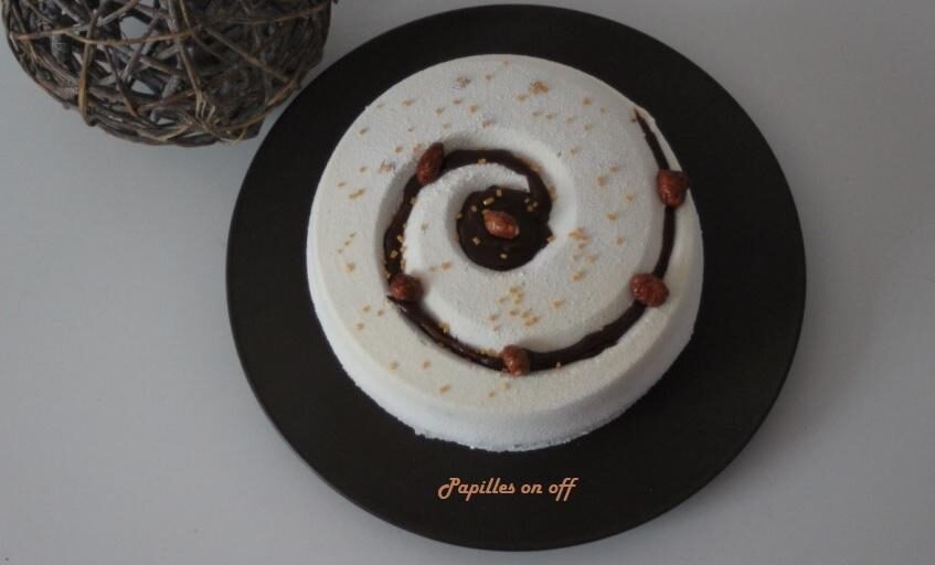 Entremets chocolat blanc, carambar et cacahuètes caramélisées