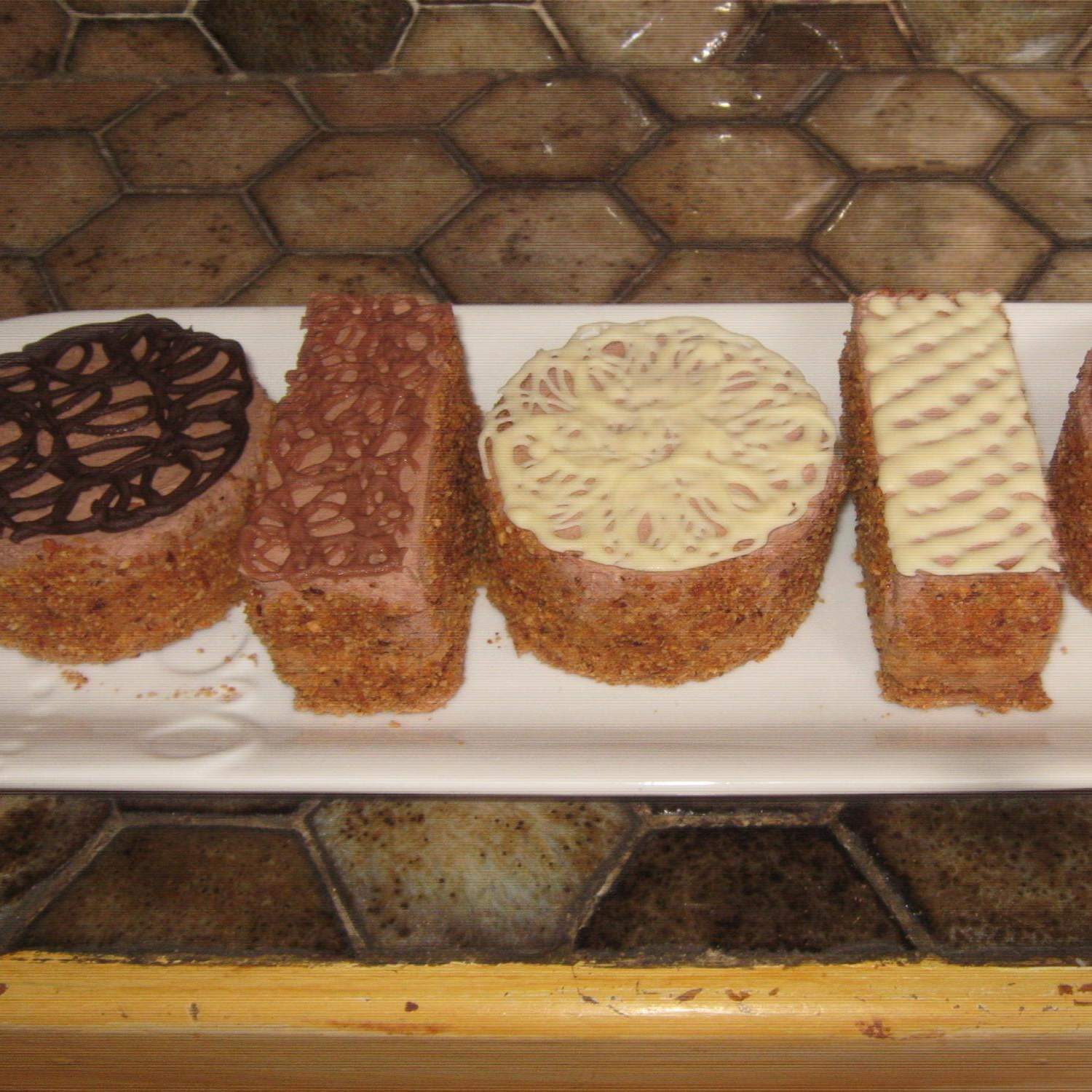 Entremets mousse spéculos et chocolat sur feuilleté praliné