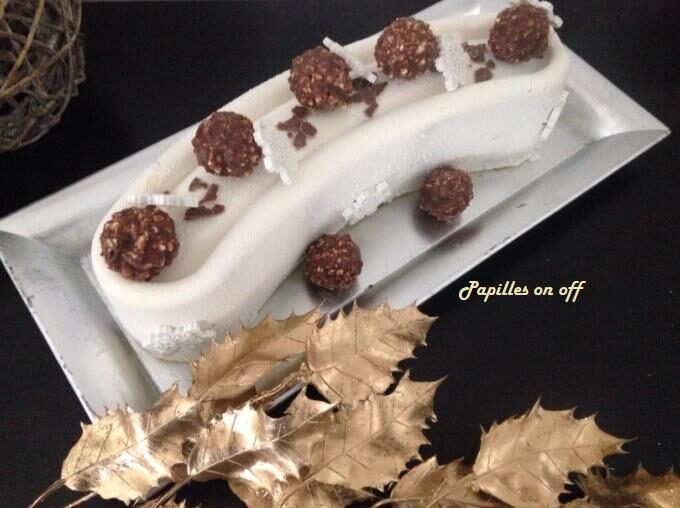 Entremets ou Bûche chocolat blanc-amandes, insert praliné
