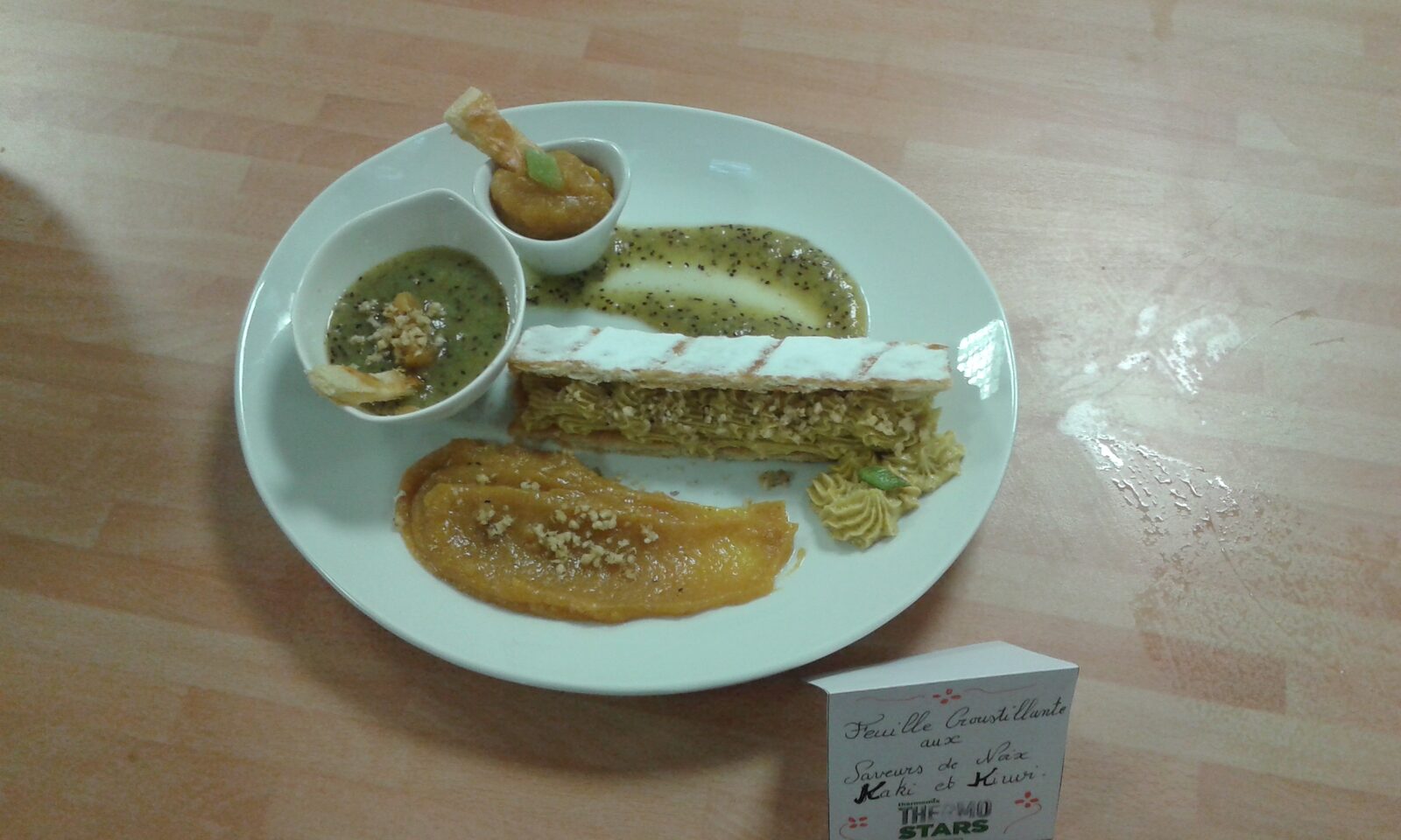 FEUILLE CROUSTILLANTE A LA CREME DE NOIX, SUR COULIS DE KAKI ET KIWI