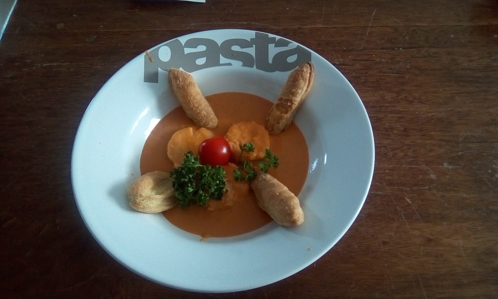 Feuilleté de quenelles avec sa sauce aux crevettes