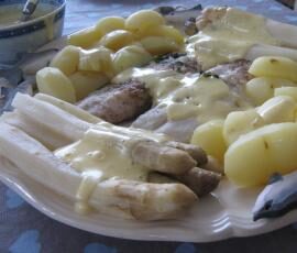 filet de bar,asperges et pommes-de-terre vapeur,sauce hollandaise mousseline