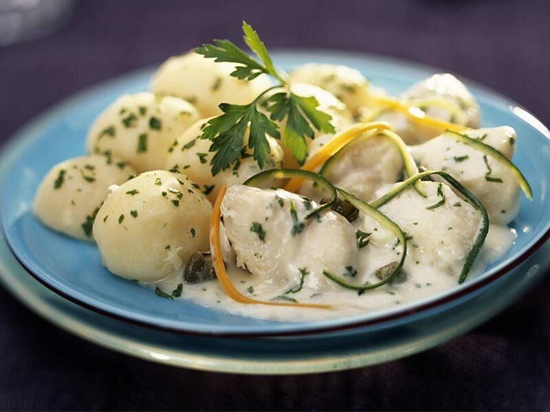 Filet de cabillaud et sa sauce au fumet de poisson et pomme vapeur