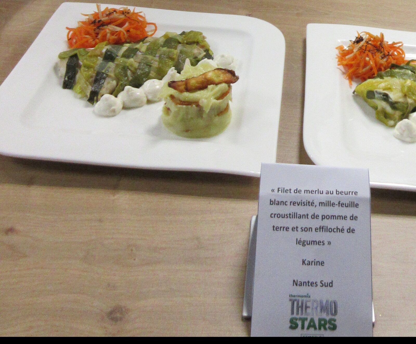 Filet de merlu au beurre blanc revisité, mille feuille croustillant de pomme de terre et son effiloché de légumes