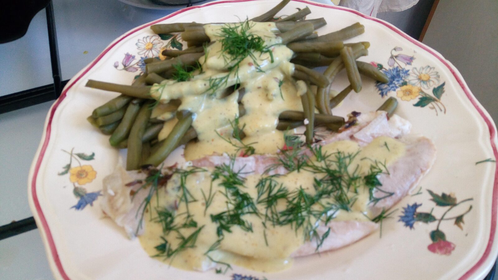 FILET DE POISSON BLANC SAUCE A L'AIL ET HARICOTS VERTS