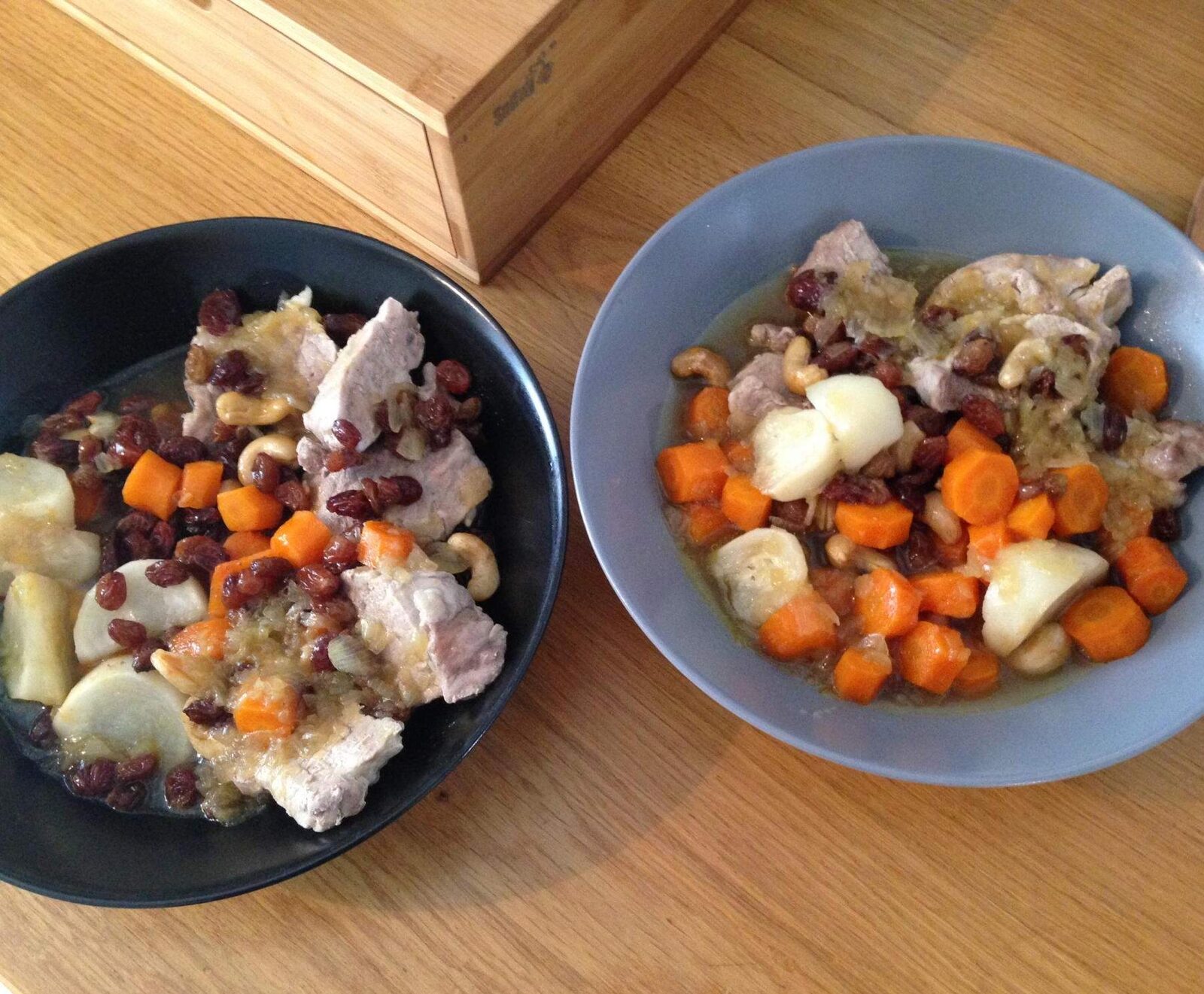 FILET MIGNON AUX RAISINS SECS, NOIX DE CAJOU, CAROTTES, NAVETS & SIROP DE COCO