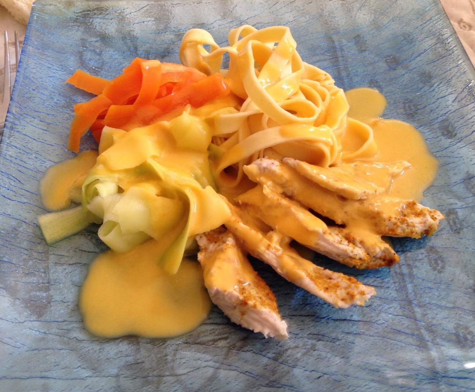 Filets de poisson ou de poulet avec tagliatelles de légume et sauce du soleil