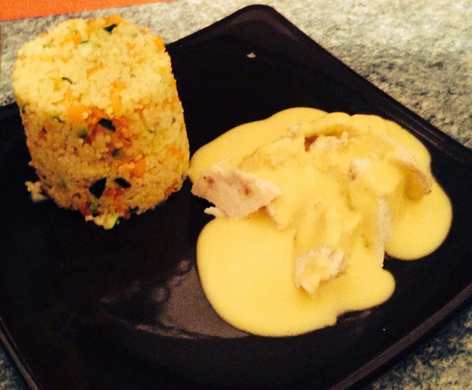 Filets de poulet au cumin avec sa semoule de petits légumes et crème de carottes