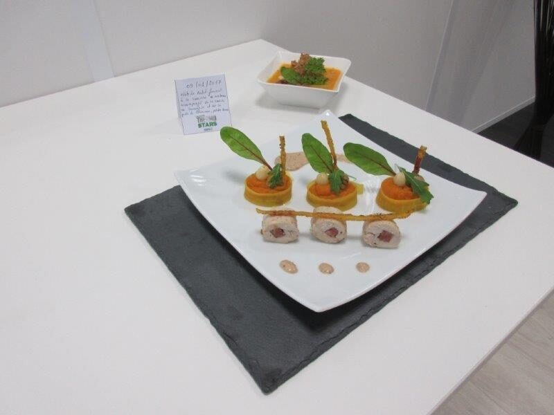 Filets de poulet farcis à la saucisse de Morteau accompagnés de leur purée surprise et de leur sauce au Savagnin . Velouté aux saveurs d'automne sa tuile comté et noix .