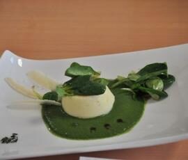 FLAN DE PANAIS SUR COULIS DE MACHE ET PETALES DE PARMESAN