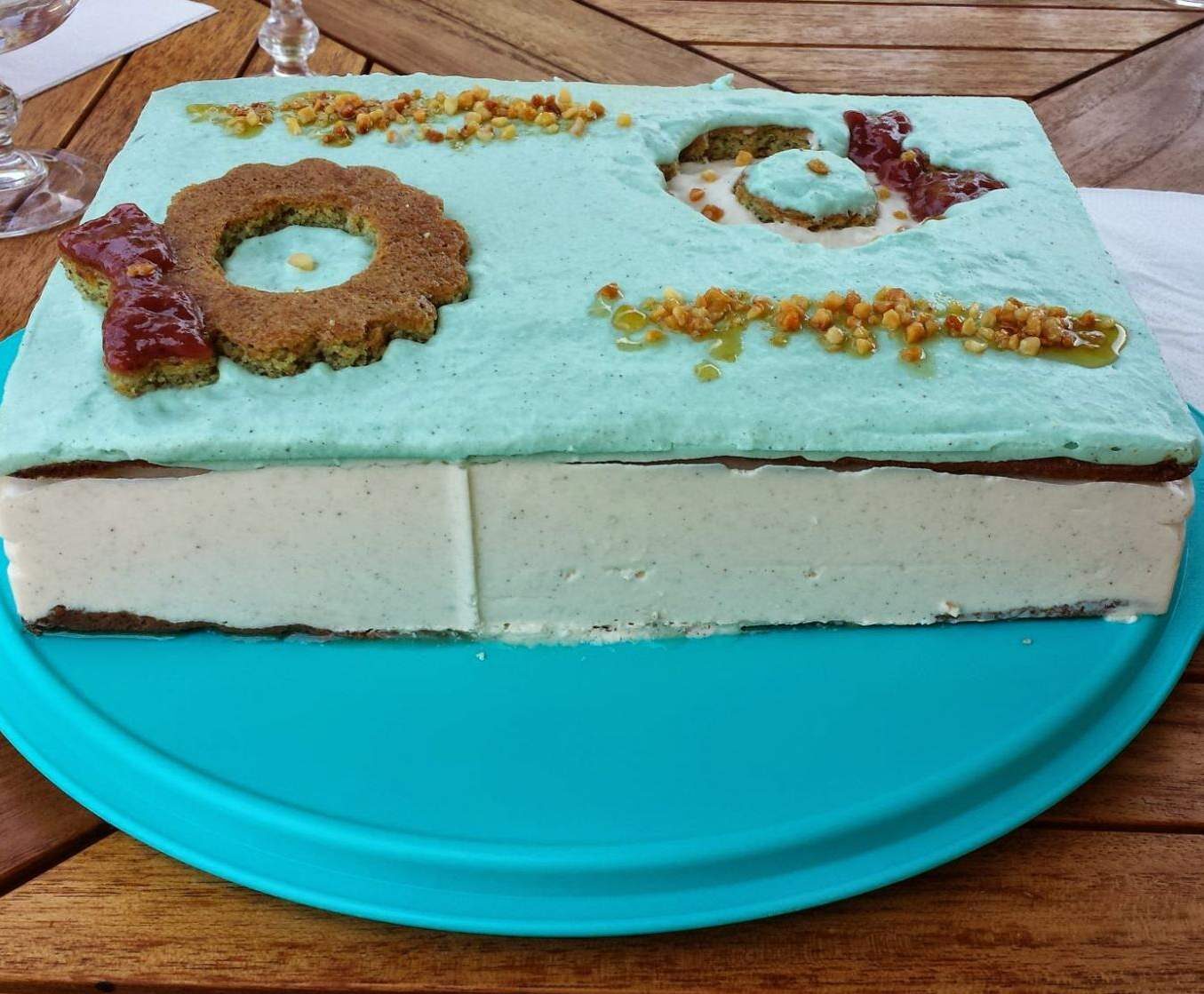 Fondant pistache, coeur fraise/rhubarbe & mousse vanillée.