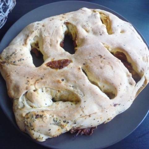 Fougasse aux tomates séchées, basilic et huile de noix