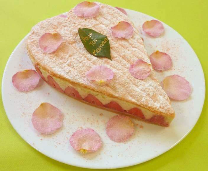 Fraicheur de rhubarbe sur pétales de rose