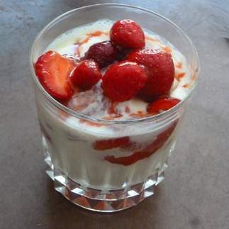 Fraisamisu (tiramisu aux fraises et au chocolat blanc en verrine)