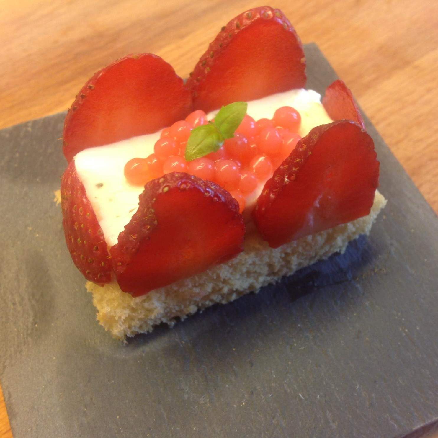 Fraisier en mousse de mascarpone basilic citron vert