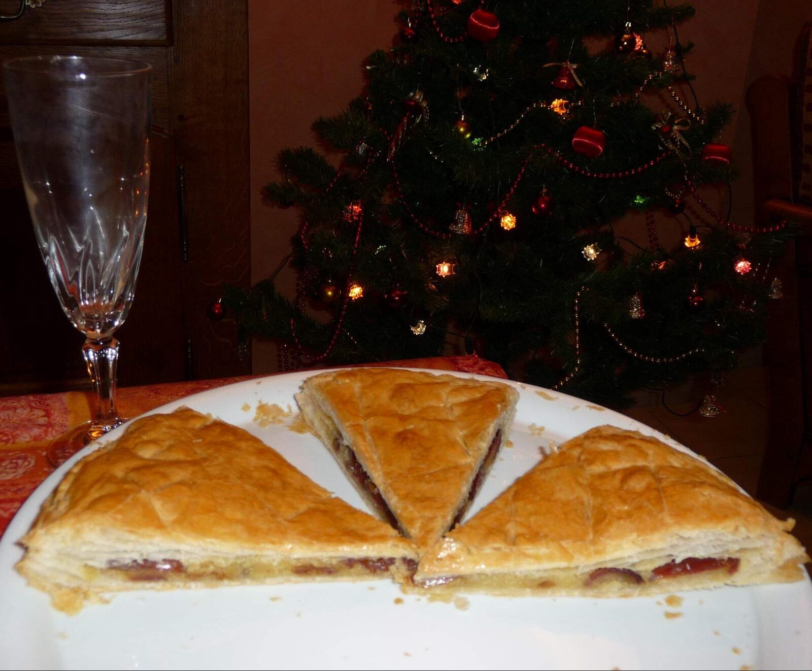 Galette des Rois feuilletée aux dattes