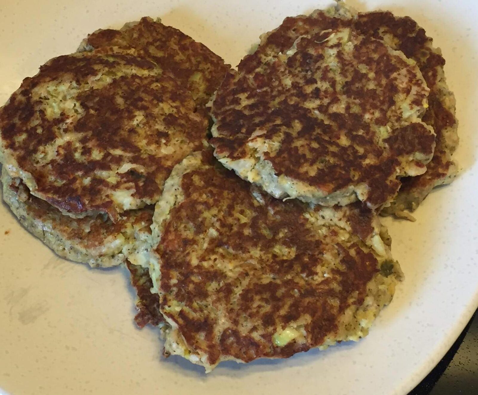 Galettes de brocolis, pistaches et pesto