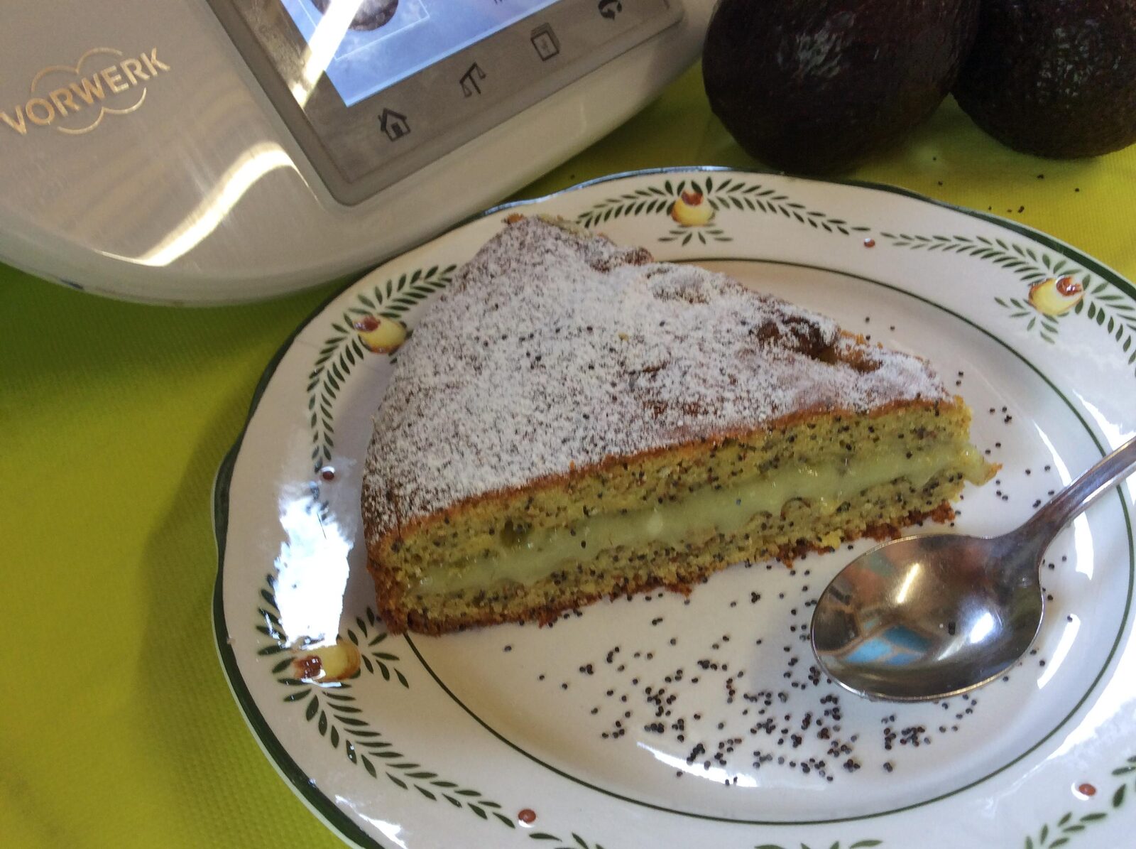 Gâteau à l'avocat, amandes et graines de pavot