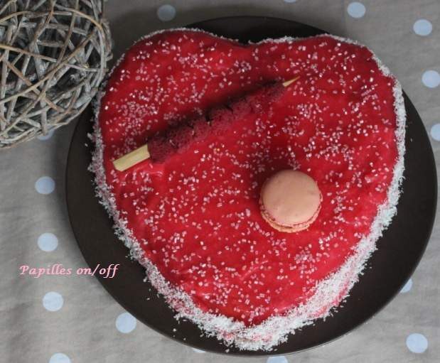 Gâteau coeur de la Saint Valentin au chocolat et aux framboises, glaçage rouge à l'agar agar