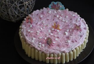 Gâteau d’anniversaire pour fille (5ans) - Gâteau chocolat au lait recouvert de chantilly rose et décoré