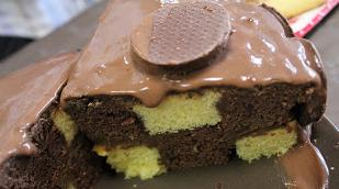 gâteau damier : génoises chocolat et vanille, nappage chocolat au lait