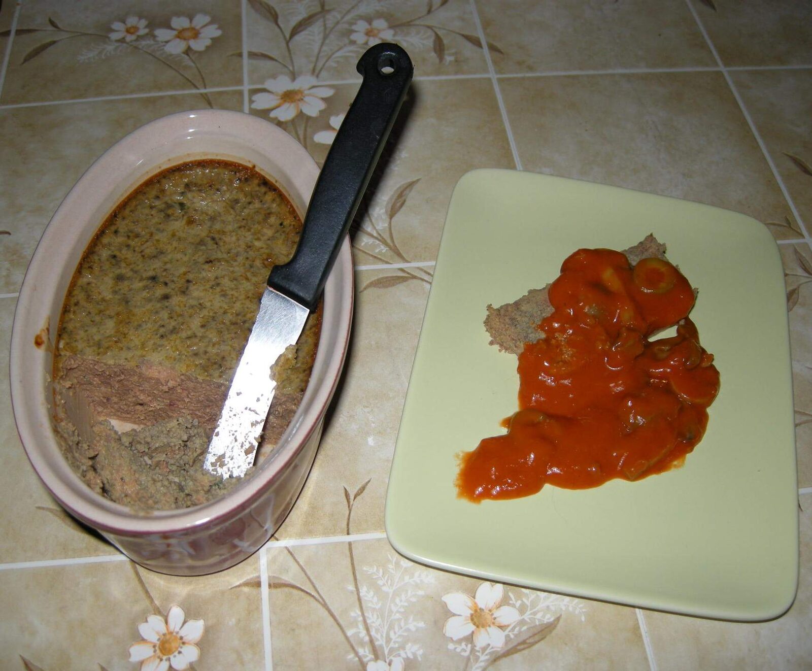 Gâteau de foies de volaille, sauce tomate olives et champignons