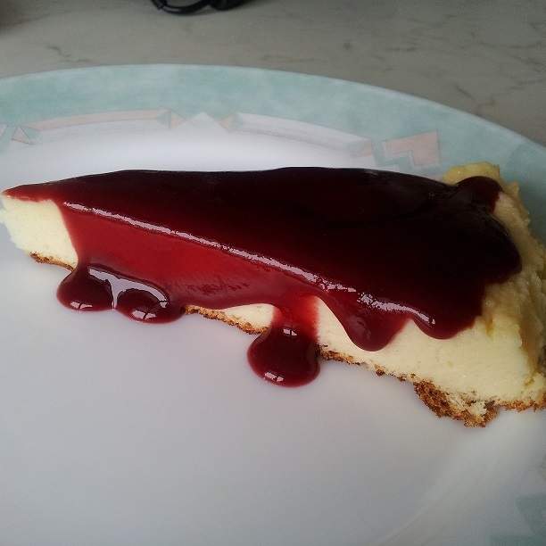 Gateau mousseux au fromage blanc, coulis de framboises (avec reste de fromage blanc et de framboises)