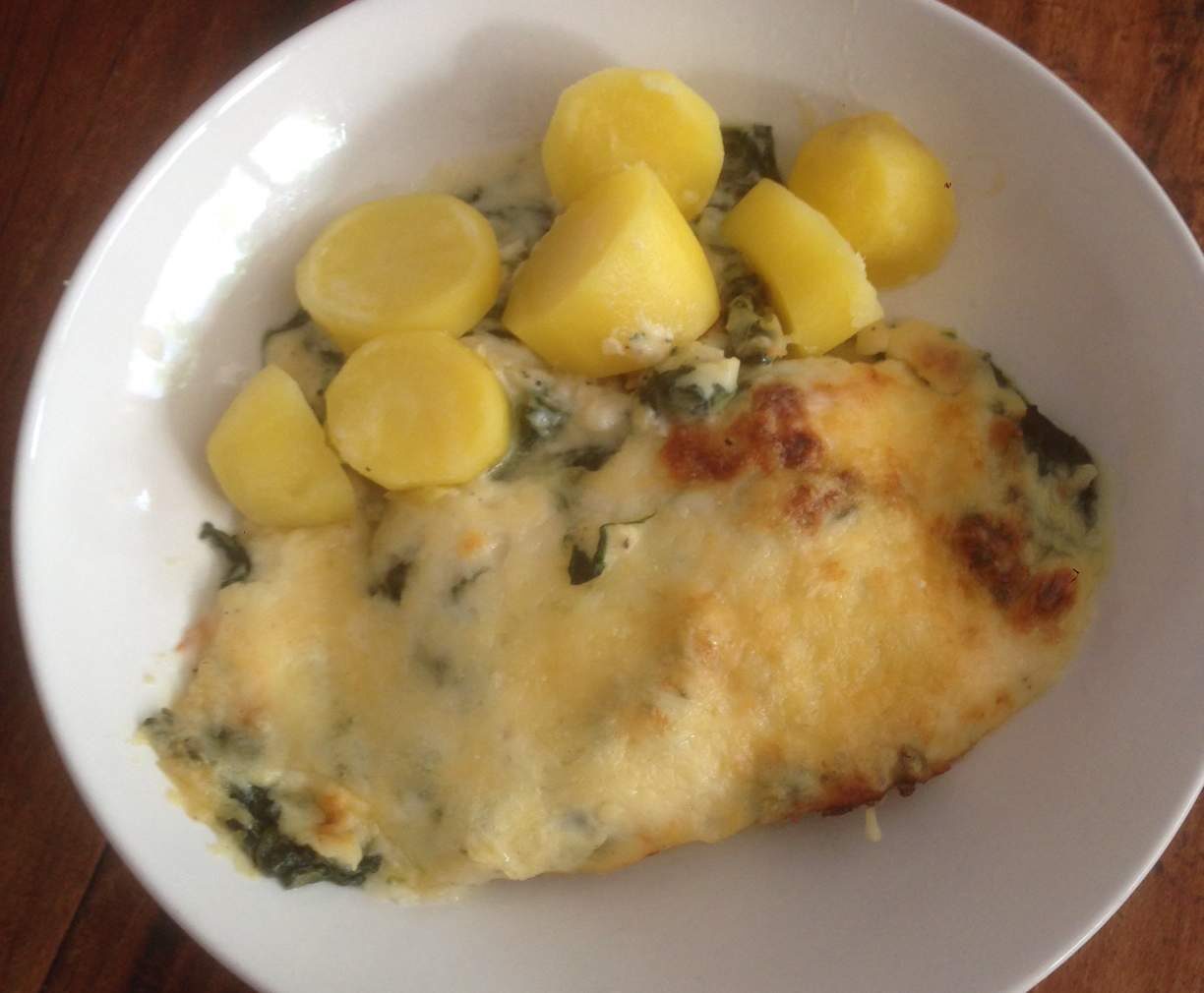 Gratin de cabillaud épinards avec des pommes de terre vapeur