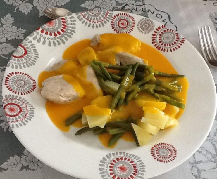 Haricots verts et poulet sauce carotte