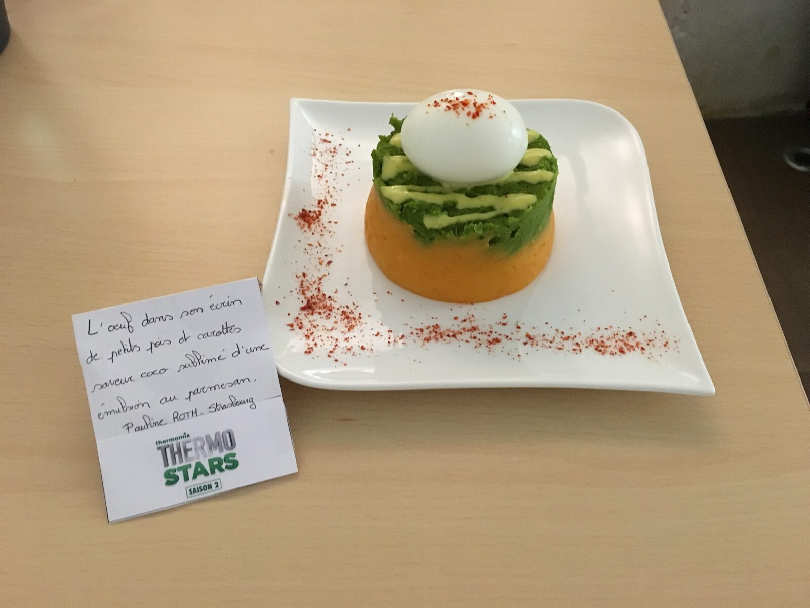 L'oeuf dans son écrin de petits pois et carottes saveur coco sublimé d'une émulsion au parmesan