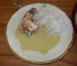 Lapin a l’Armagnac avec sa sauce aux poireaux .