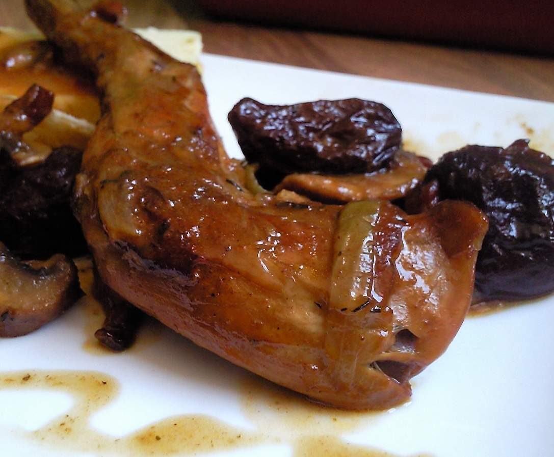 Lapin aux pruneaux mijoté