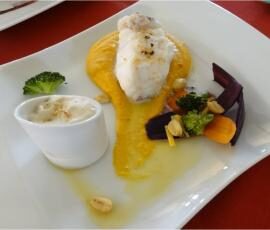 Lotte pochée coco au sel d'arachides, petits légumes et espuma du terroir