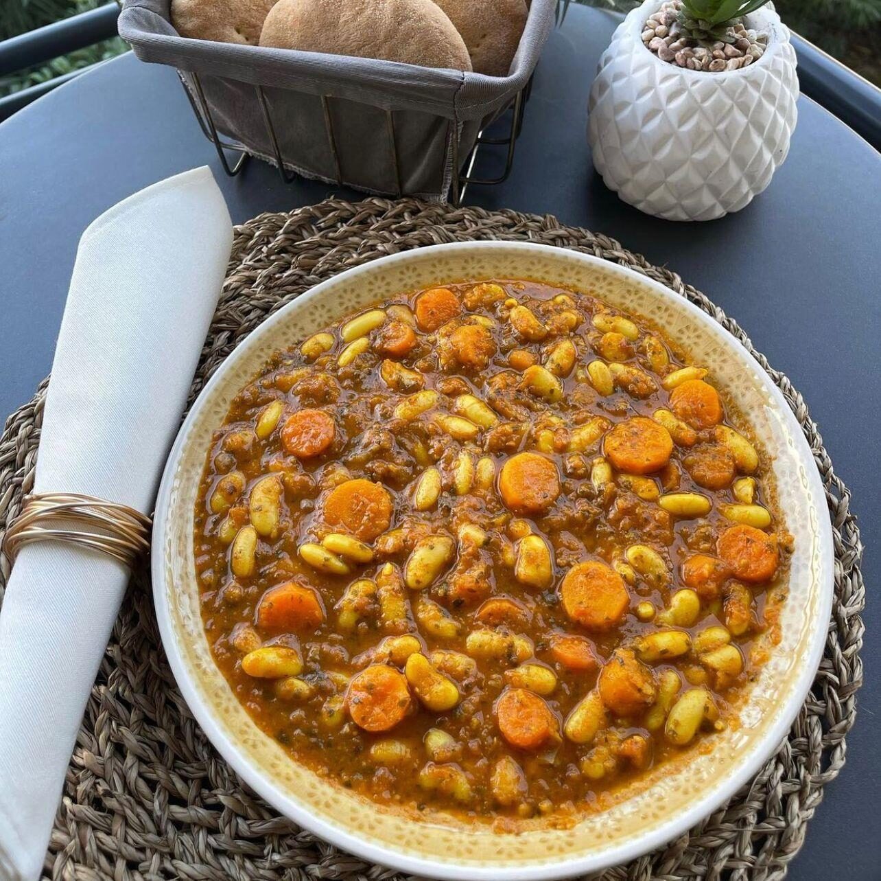 LOUBIA BY MRA O NOS (YOSS006)