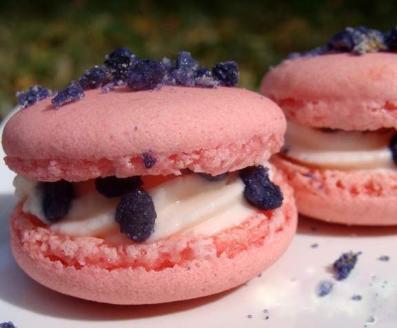 Macaron saveurs d'enfance barbe à papa et violette