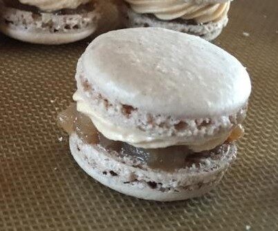 Macarons de fête (macaron pain d'épices,confit d'oignons et crème de foie gras)