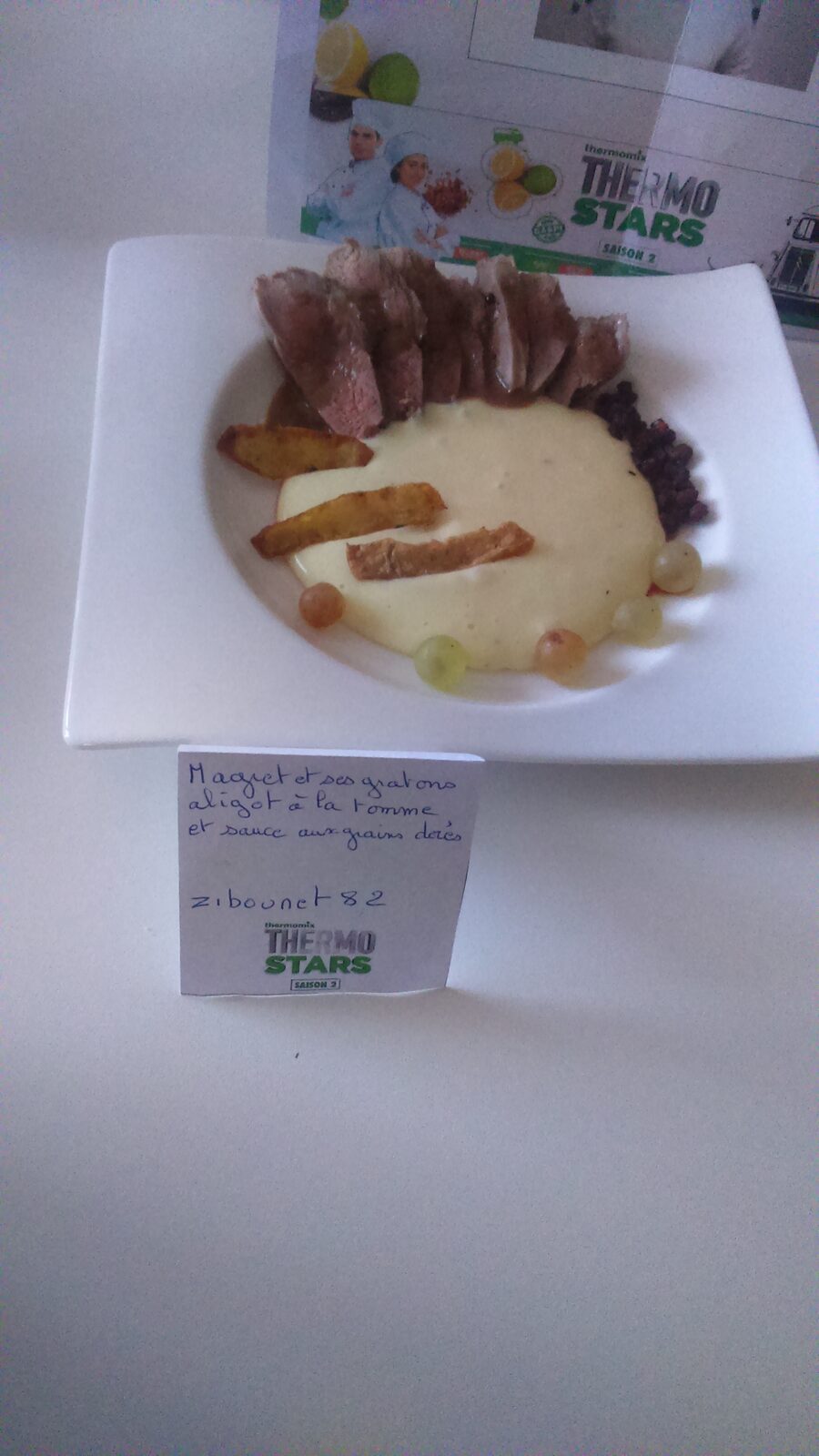 Magret et ses petits grattons, aligot et sauce aux grains dorés .