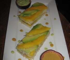 Maki mangue/avocat/gambas ,sauce salsa de mangue et crème d'avocat en coques de passion