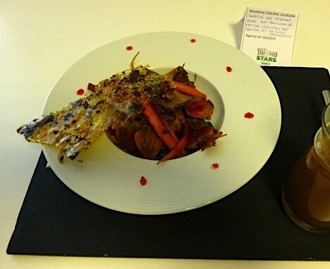 MARMITE DE PIGEONS AVEC SON BOUILLON DE PETITS LEGUMES DE SAISON , ET SA TUILE CRAQUANTE