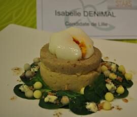 Millefeuille légumes fruits et son oeuf poché,petite salade acidulée