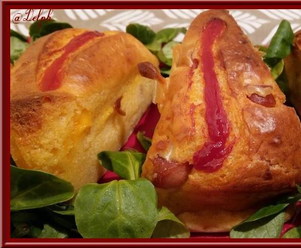 Mini cakes aux knacki, cheddar et ketchup.