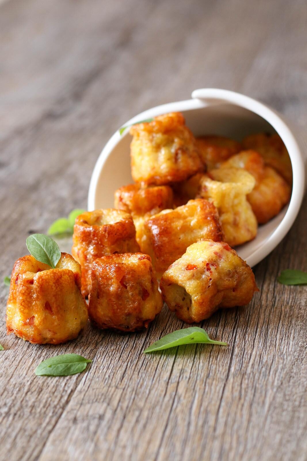 Mini cannelés aux tomates séchées, jambon, origan & conté