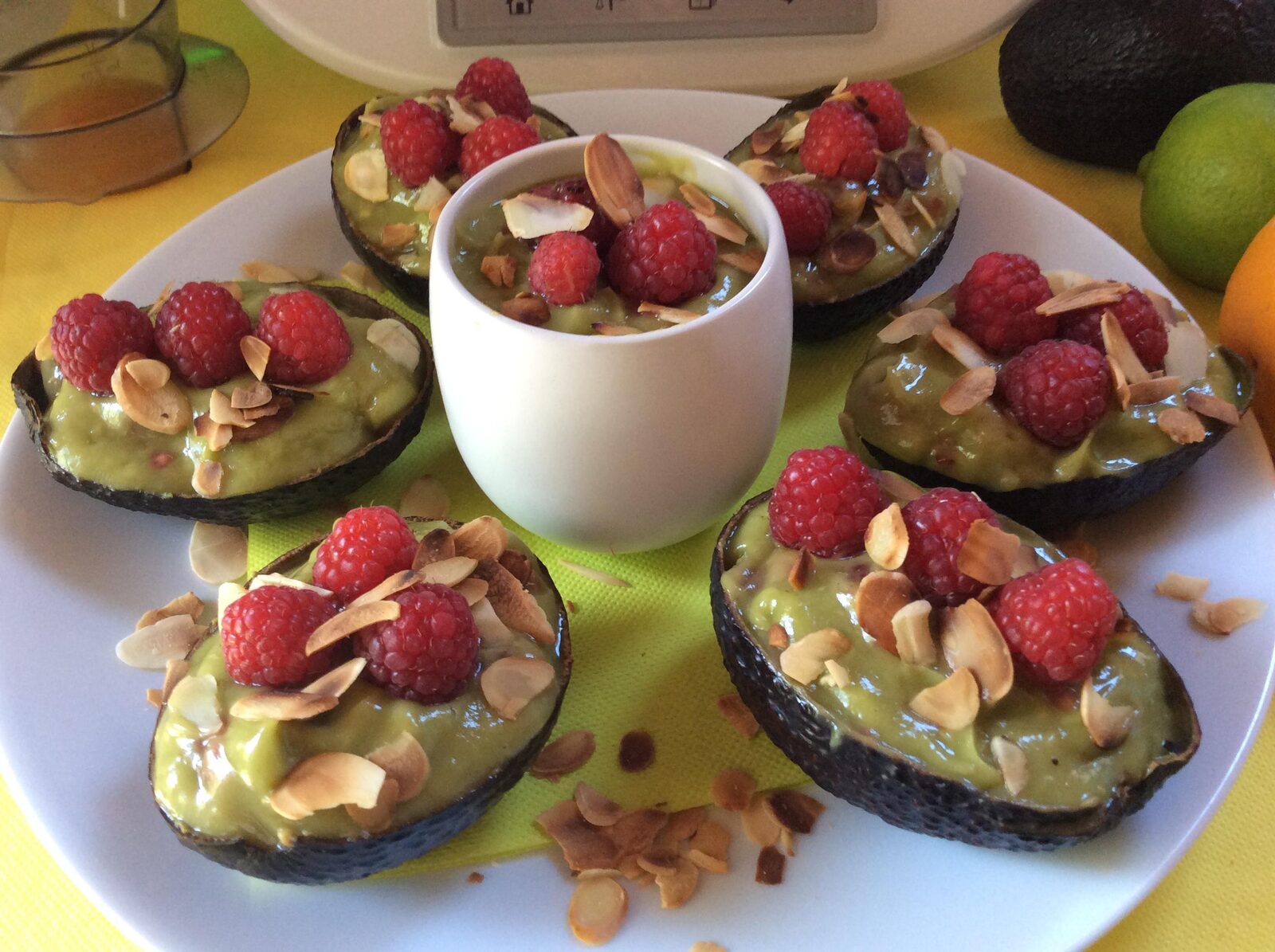 Mousse d'avocat aux framboises