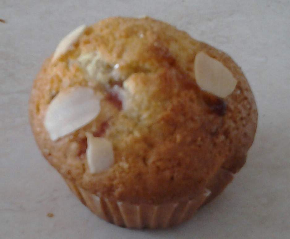 Muffins fraise,chocolat blanc et amande