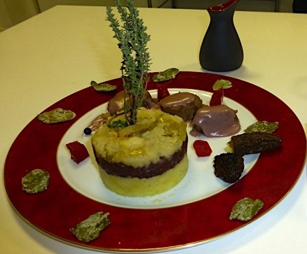 NOISETTES DE CHEVREUIL A L'HERMITAGE , BOUDIN NOIR SUR SON DUO DE POMME