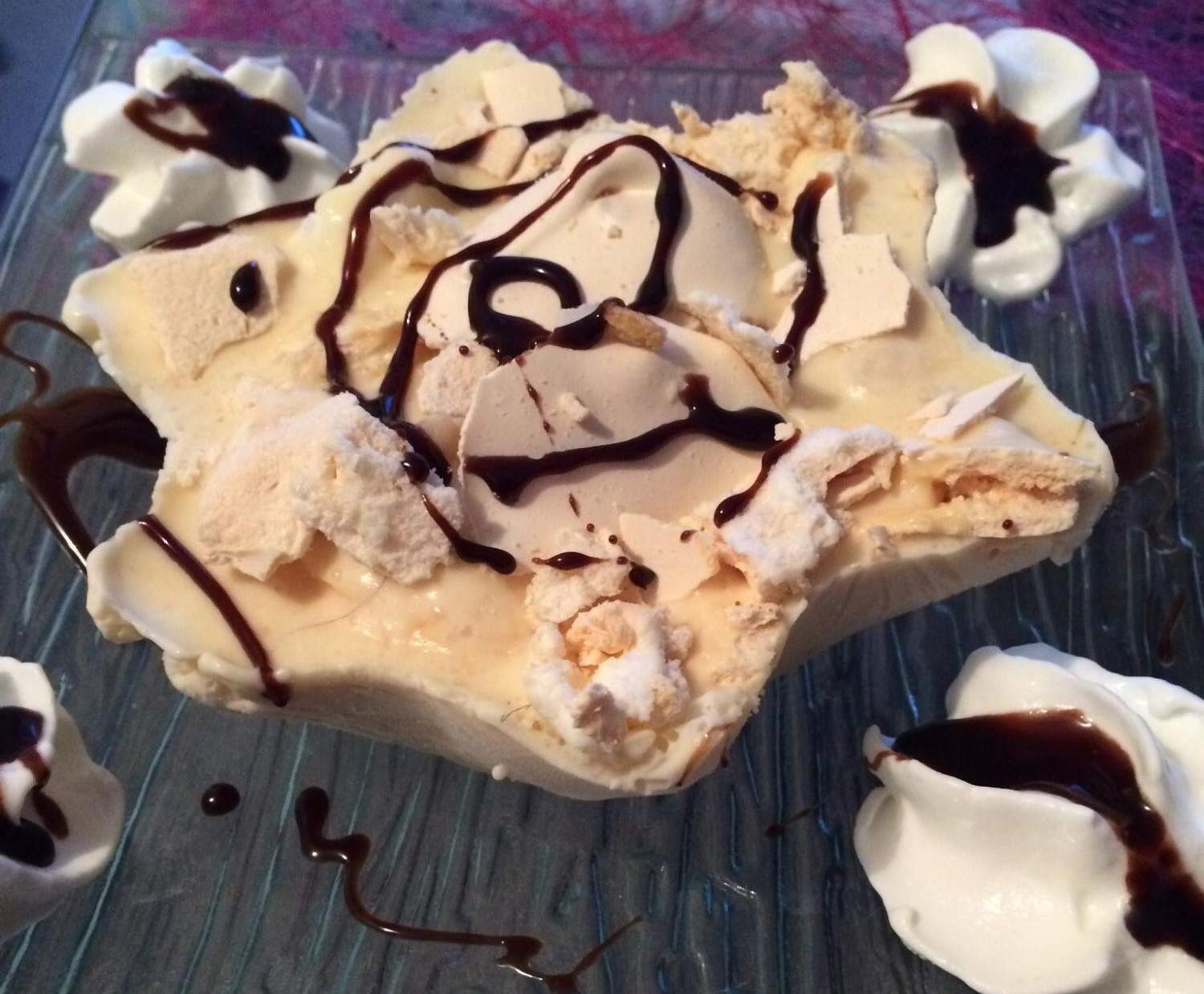 NOUGAT GLACÉ MERINGUÉ au coulis de fruits rouges