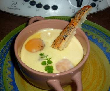 Oeufs cocotte asperges, lardons, sauce Hollandaise