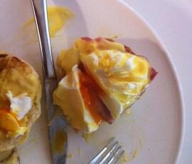 Œufs pochés Benedict (NYC eggs Benedict avec muffins anglais et sauce hollandaise)