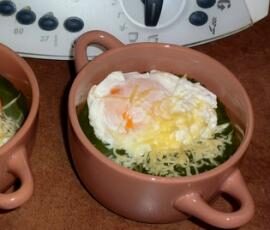 Oeufs pochés sur une purée d'épinards